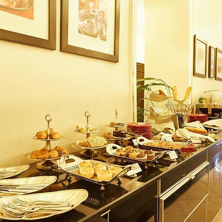แกรนด์ โฮเต็ล คอนติเนนทัล Hotel บูคาเรสต์ ภายนอก รูปภาพ A buffet at a hotel