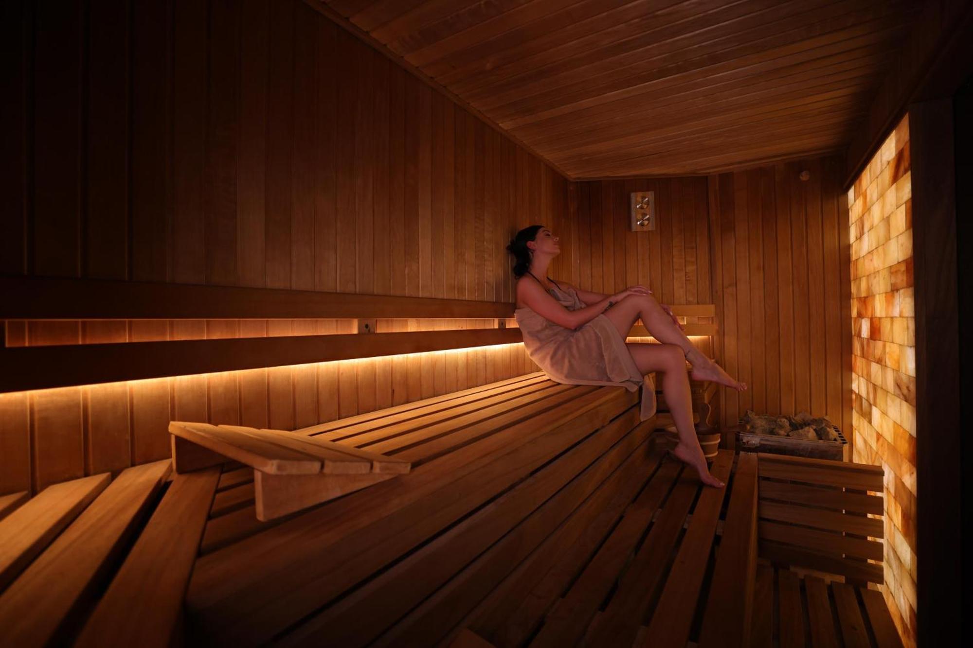 แกรนด์ โฮเต็ล คอนติเนนทัล Hotel บูคาเรสต์ ภายนอก รูปภาพ A woman in a sauna