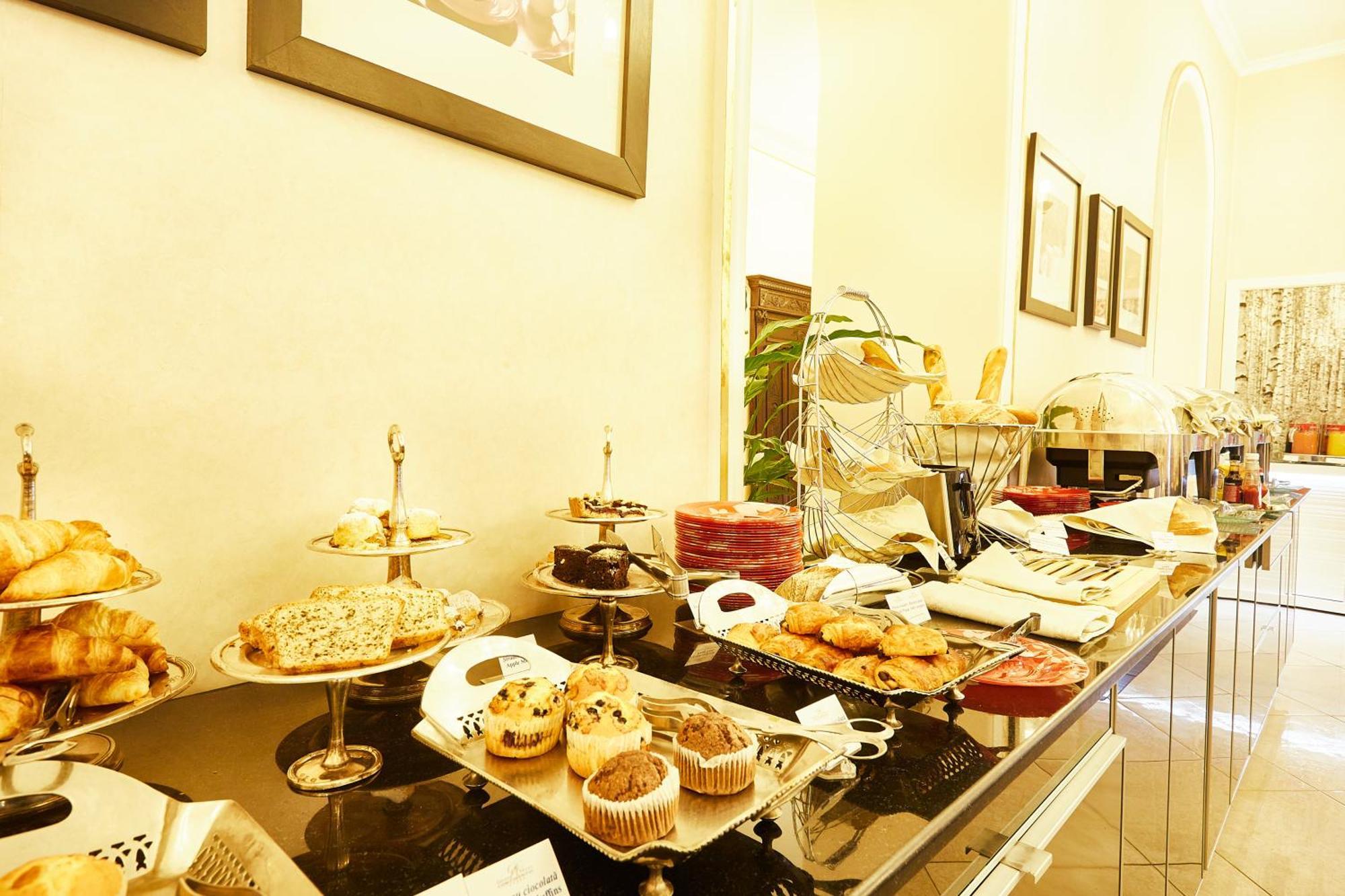 แกรนด์ โฮเต็ล คอนติเนนทัล Hotel บูคาเรสต์ ภายนอก รูปภาพ A buffet at a hotel