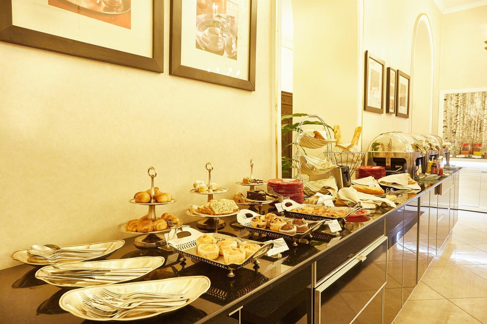 แกรนด์ โฮเต็ล คอนติเนนทัล Hotel บูคาเรสต์ ภายนอก รูปภาพ A buffet at a hotel