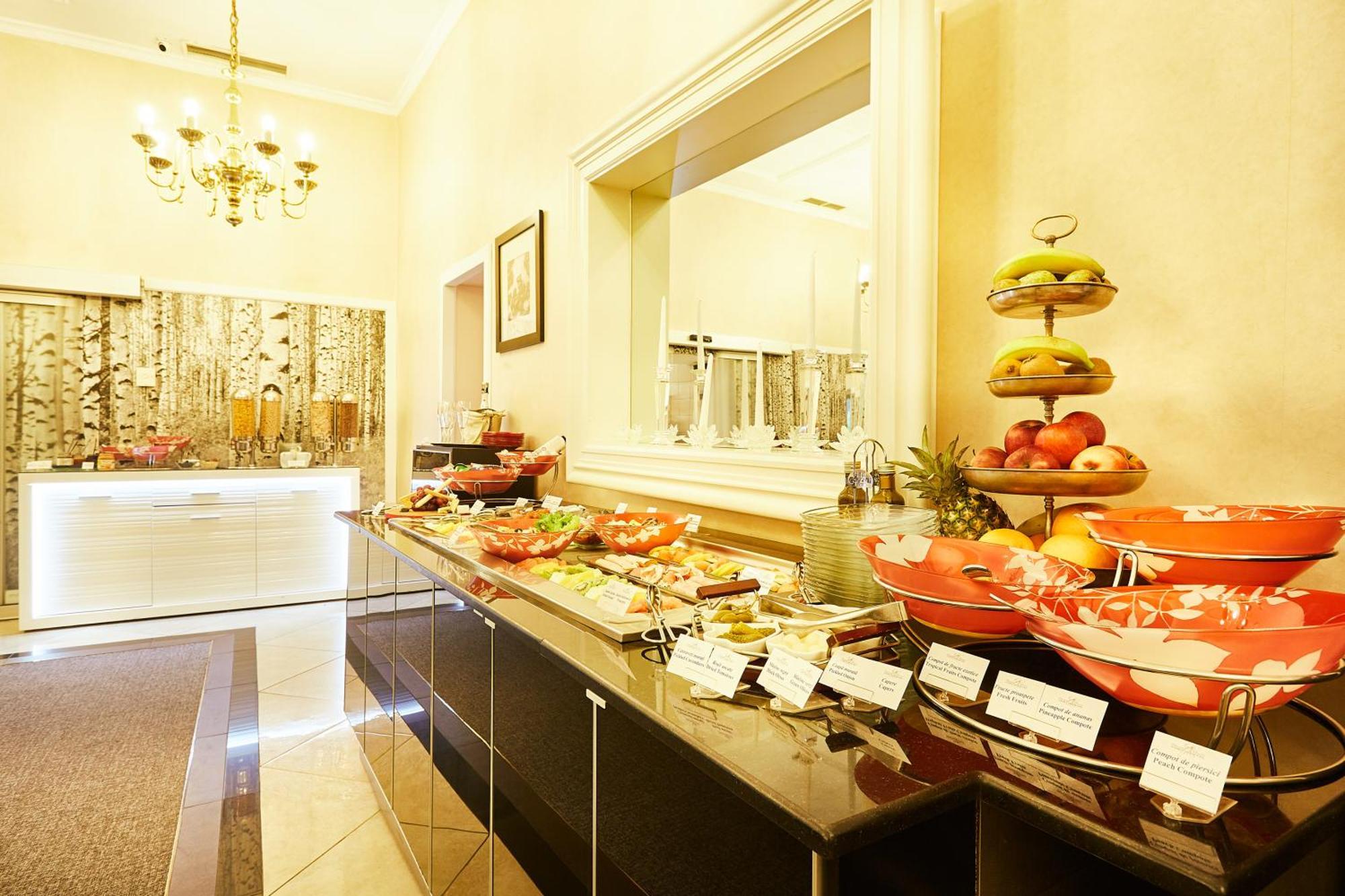 แกรนด์ โฮเต็ล คอนติเนนทัล Hotel บูคาเรสต์ ภายนอก รูปภาพ A buffet at a hotel