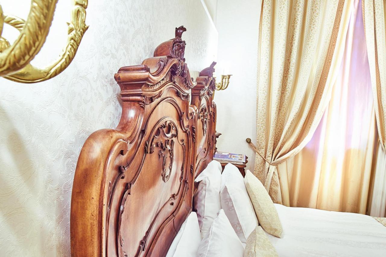 แกรนด์ โฮเต็ล คอนติเนนทัล Hotel บูคาเรสต์ ภายนอก รูปภาพ A bed with a carved headboard
